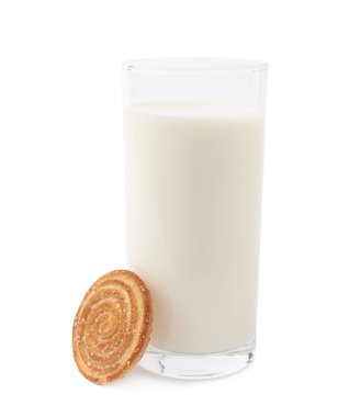 Bardak süt ve kurabiye beyaz arka plan üzerinde izole