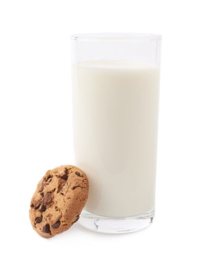 Bardak süt ve kurabiye beyaz arka plan üzerinde izole