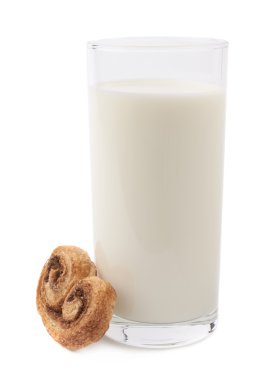 Bardak süt ve kurabiye beyaz arka plan üzerinde izole