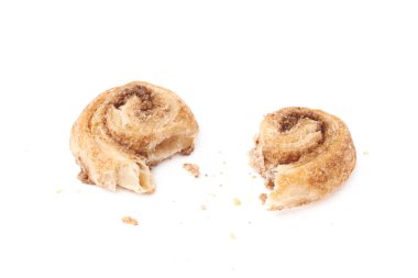 Beyaz arka plan üzerinde izole adet kurabiye bölünür ve