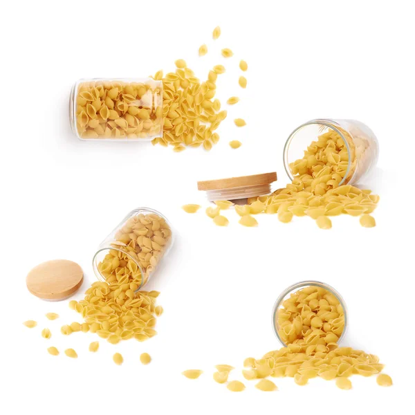 Aantal glazen pot gevuld met droge conchiglie pasta over geïsoleerde witte achtergrond — Stockfoto