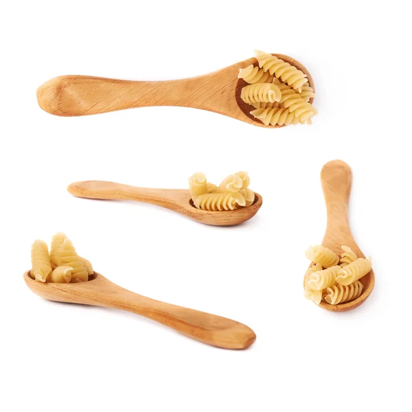 Set Holzlöffel gefüllt mit trockener Rotini-Pasta auf isoliertem weißem Hintergrund — Stockfoto