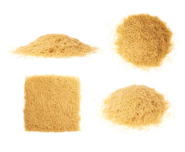 Hromadu suché nudle těstoviny izolované bílém pozadí — Stock fotografie