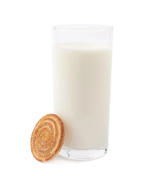 Verre de lait et biscuit isolé sur le fond blanc — Photo
