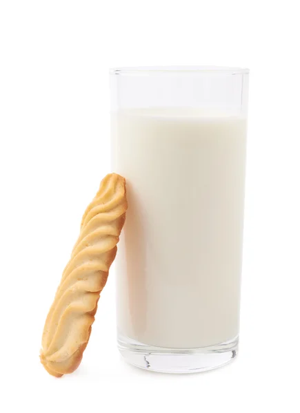 Glas melk en cookie geïsoleerd op de witte achtergrond — Stockfoto