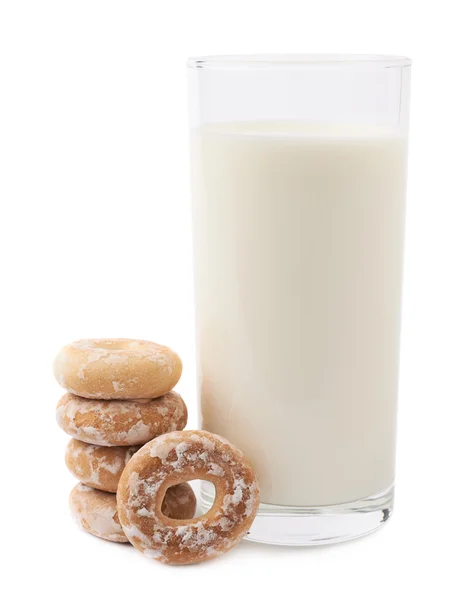 Glas melk en cookie geïsoleerd op de witte achtergrond — Stockfoto