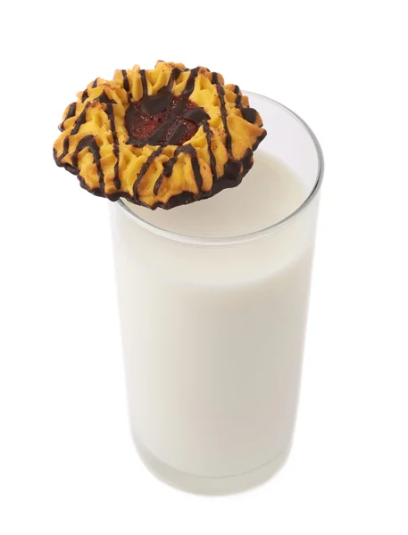 Copo de leite e biscoito isolado sobre o fundo branco — Fotografia de Stock