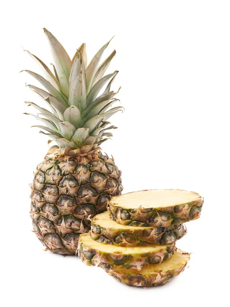 Hele ananas met stapel segmenten geïsoleerd op witte achtergrond — Stockfoto