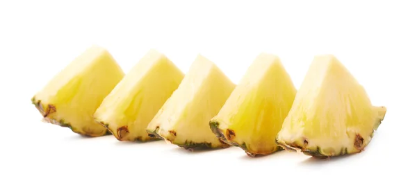 Plakjes ananas geïsoleerd op witte achtergrond — Stockfoto