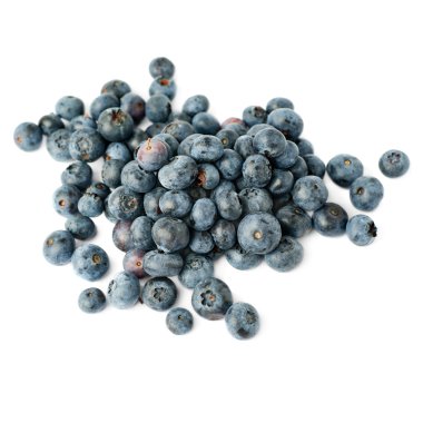 Bilberry veya blueberry izole beyaz arka plan üzerinde yığını