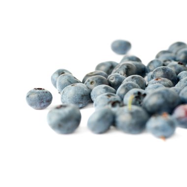 Bilberry veya blueberry izole beyaz arka plan üzerinde yığını