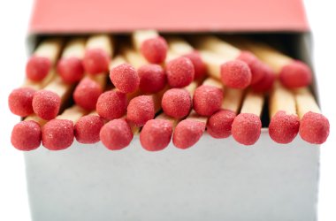 Beyaz arka plan üzerinde izole ahşap maçlar yığını