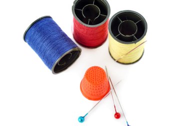 Beyaz arka plan üzerinde izole iş parçacığı makaralar