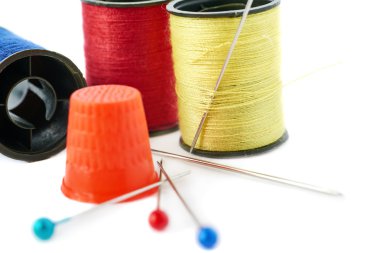 Beyaz arka plan üzerinde izole iş parçacığı makaralar