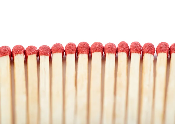 Montón de fósforos de madera aislados sobre el fondo blanco —  Fotos de Stock