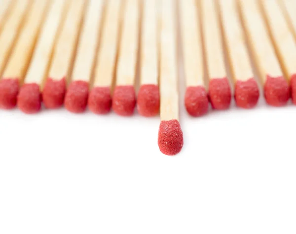 Montón de fósforos de madera aislados sobre el fondo blanco — Foto de Stock