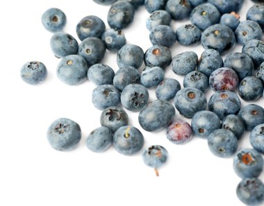 Bilberry veya blueberry izole beyaz arka plan üzerinde yığını