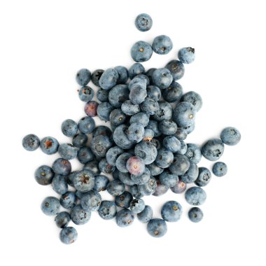 Bilberry veya blueberry izole beyaz arka plan üzerinde yığını