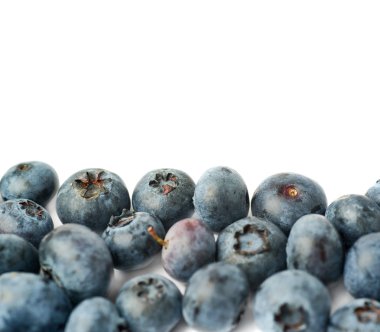 Bilberry veya blueberry izole beyaz arka plan üzerinde yığını