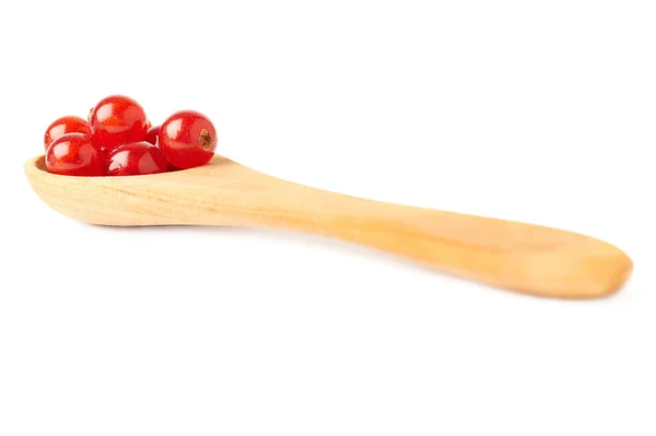 Cucchiaio di legno riempito con ribes rosso isolato su sfondo bianco — Foto Stock