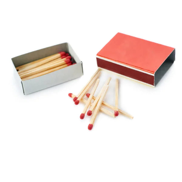 Mucchio di fiammiferi in legno con scatola isolata sullo sfondo bianco — Foto Stock