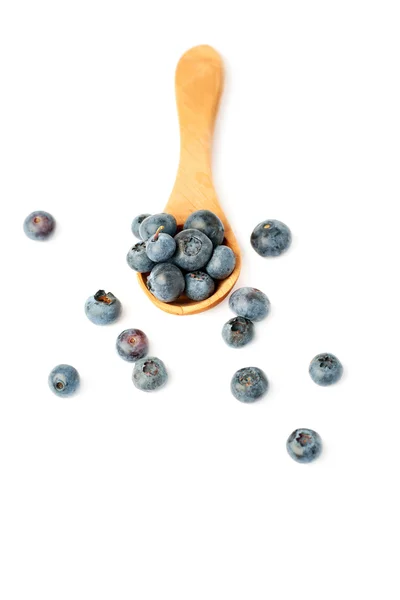 Holzlöffel gefüllt mit Heidelbeere oder Blaubeere über isoliertem weißem Hintergrund — Stockfoto