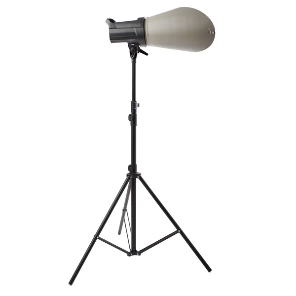 Studio flash sur un stand sur fond blanc isolé — Photo