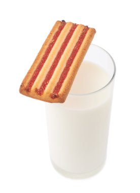 Bardak süt ve kurabiye beyaz arka plan üzerinde izole