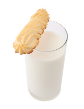 Bardak süt ve kurabiye beyaz arka plan üzerinde izole