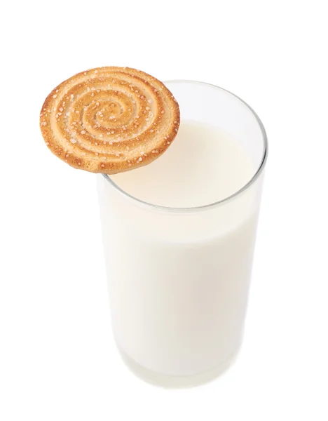 Glas melk en cookie geïsoleerd op de witte achtergrond — Stockfoto