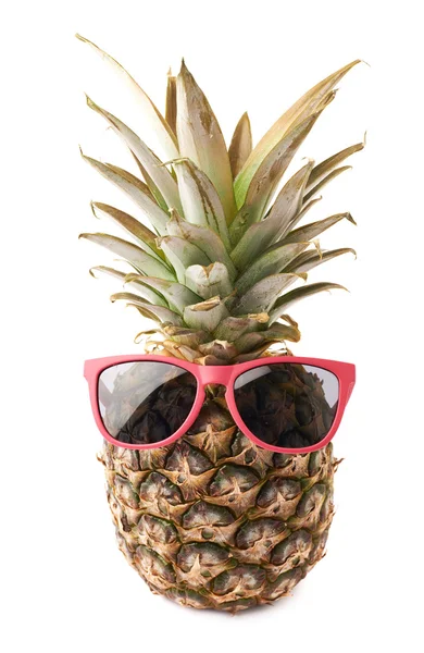 Piña entera con gafas de sol aisladas sobre fondo blanco — Foto de Stock