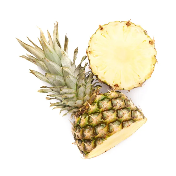 Abacaxi cortado isolado sobre fundo branco — Fotografia de Stock