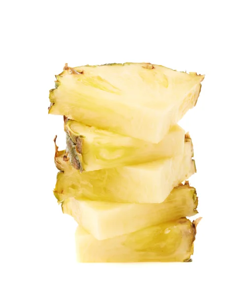 Stapel ananas segmenten geïsoleerd op witte achtergrond — Stockfoto