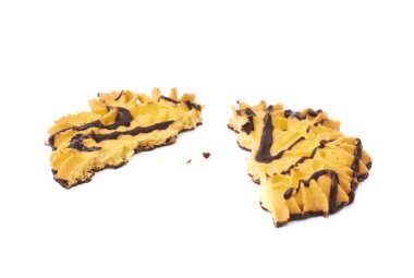 Beyaz arka plan üzerinde izole adet kurabiye bölünür ve