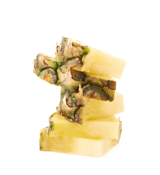 Pilha de fatias de abacaxi isoladas sobre fundo branco — Fotografia de Stock