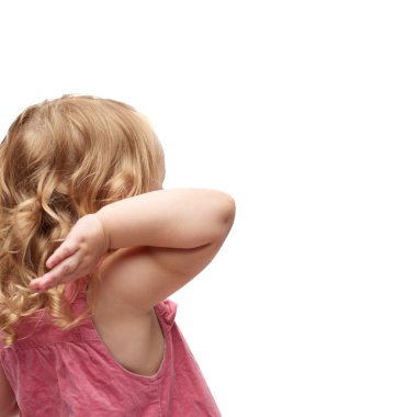 İzole beyaz arka plan üzerinde duran genç kız