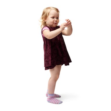 İzole beyaz arka plan üzerinde duran genç kız