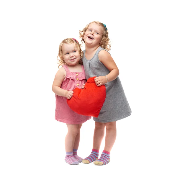 Δυο μικρά κοριτσάκια που στέκονται πέρα από το απομονωμένο λευκό φόντο — Φωτογραφία Αρχείου