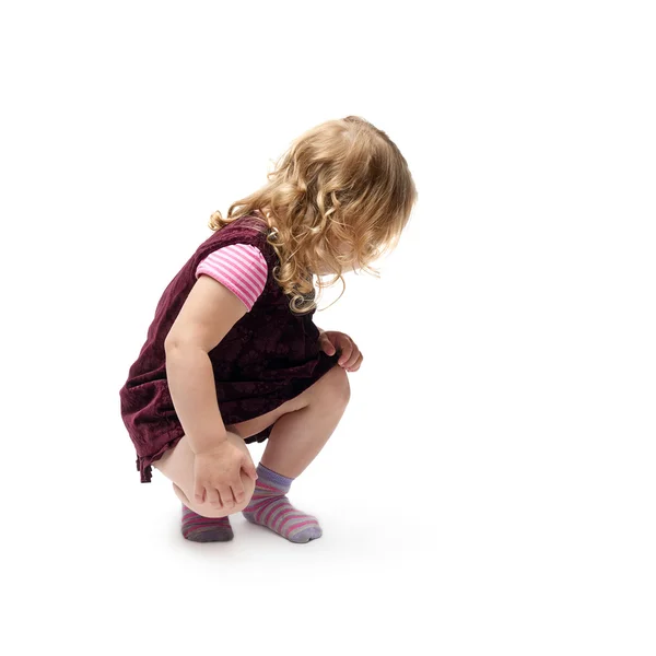 Malá dívka sedící nad izolované bílé pozadí — Stock fotografie