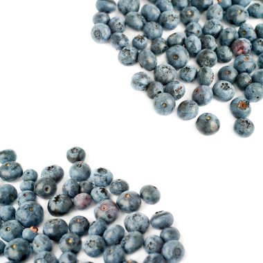 Bilberry veya blueberry izole beyaz arka plan üzerinde yığını