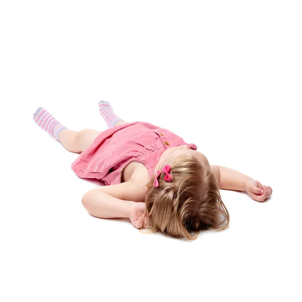 Gadis kecil berbaring di atas latar belakang putih yang terisolasi — Stok Foto