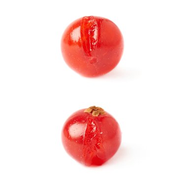 Tek kırmızı beyaz arka plan üzerinde izole Frenk üzümü kümesi