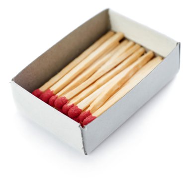 Beyaz arka plan üzerinde izole ahşap maçlar yığını