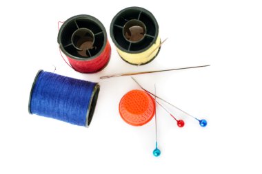 Beyaz arka plan üzerinde izole iş parçacığı makaralar