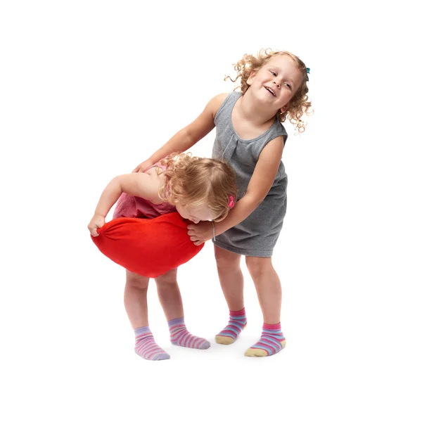 Couple de jeunes filles debout sur fond blanc isolé — Photo