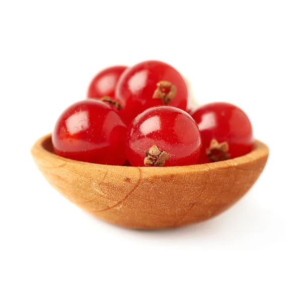 सफेद पृष्ठभूमि पर अलग लाल मूंगफली से भरा लकड़ी का चम्मच — स्टॉक फ़ोटो, इमेज