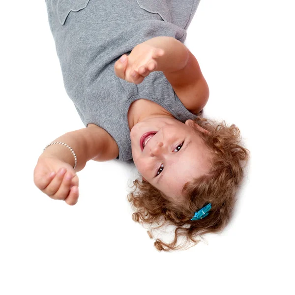 Jonge meisje liegen over geïsoleerde witte achtergrond — Stockfoto