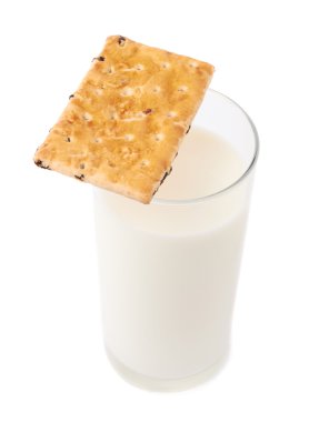 Bardak süt ve kurabiye beyaz arka plan üzerinde izole