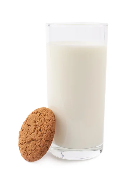 Glas melk en cookie geïsoleerd op de witte achtergrond — Stockfoto