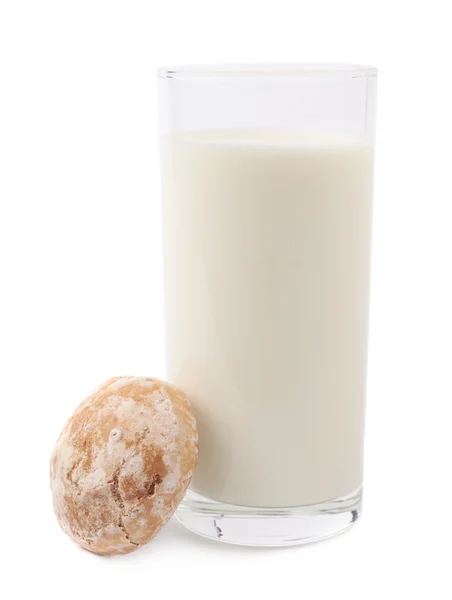 Verre de lait et biscuit isolé sur le fond blanc — Photo